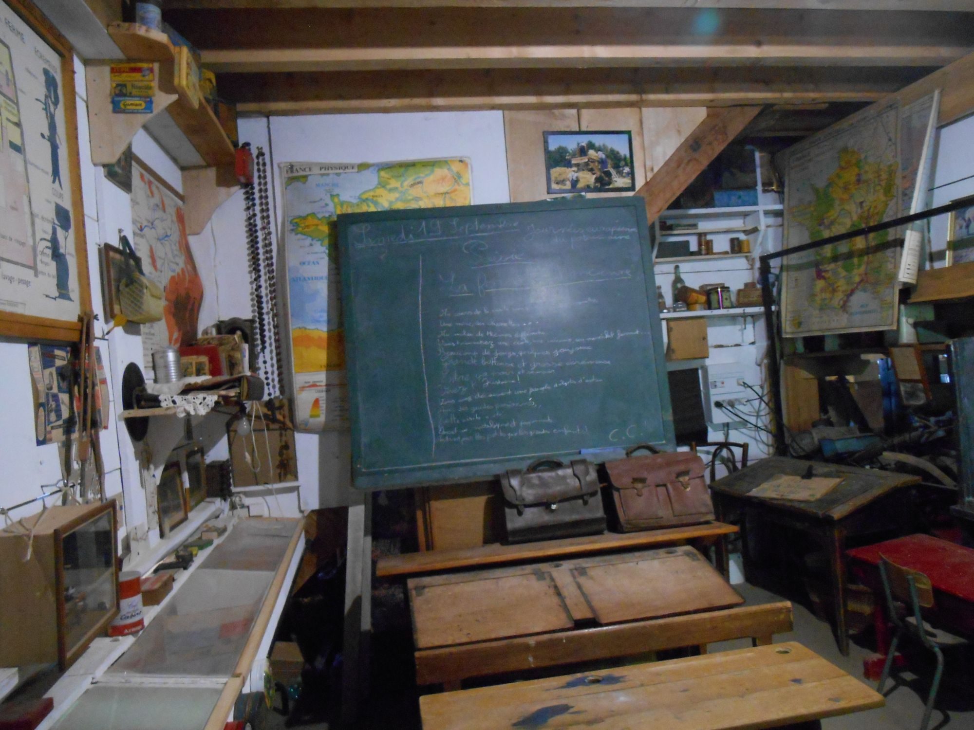 La classe d'autrefois : pupitres, cartables et tableau noir