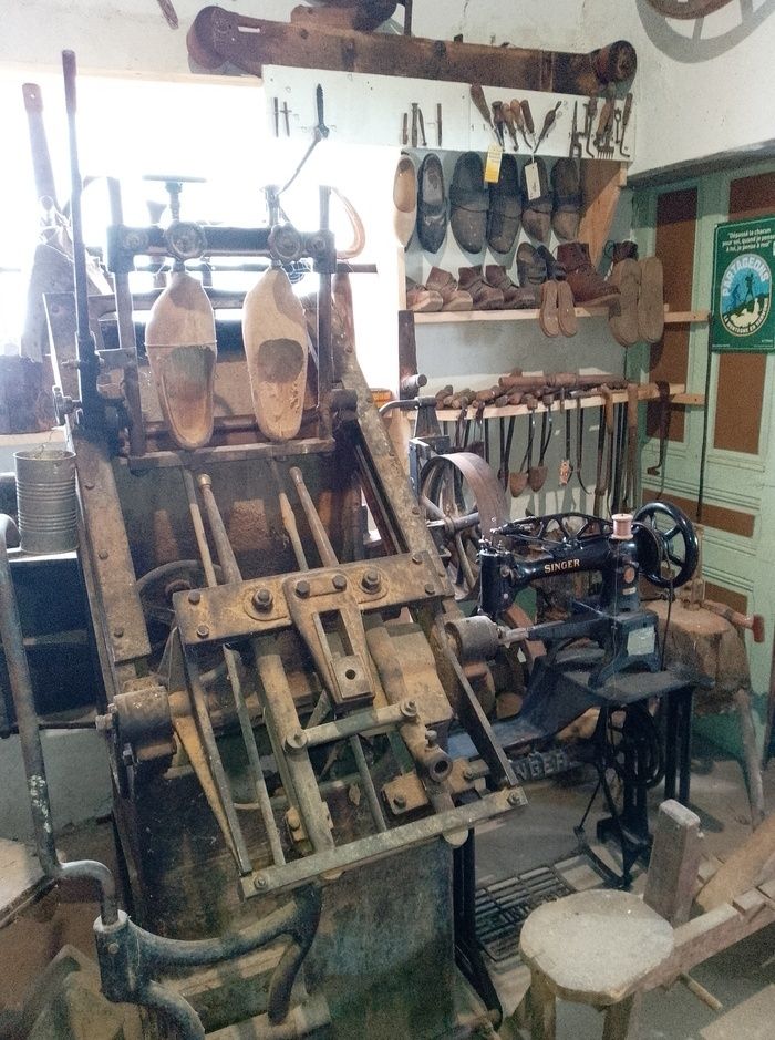 Machine à creuser les sabots et machine à coudre Singer