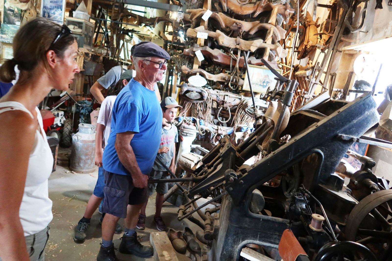 Michel Berne fait une démonstration de la machine à creuser les sabots devant des visiteurs